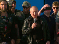 Путин подъехал к сцене в компании лидера "Ночных волков" Александра "Хирурга" Залдостанова на мотоцикле "Урал". На сиденье позади президента разместился врио губернатора Севастополя Михаил Развожаев, а в коляске - глава Крыма Сергей Аксенов Путин подъехал к сцене в компании лидера "Ночных волков" Александра "Хирурга" Залдостанова на мотоцикле "Урал". На сиденье позади президента разместился врио губернатора Севастополя Михаил Развожаев, а в коляске - глава Крыма Сергей Аксенов