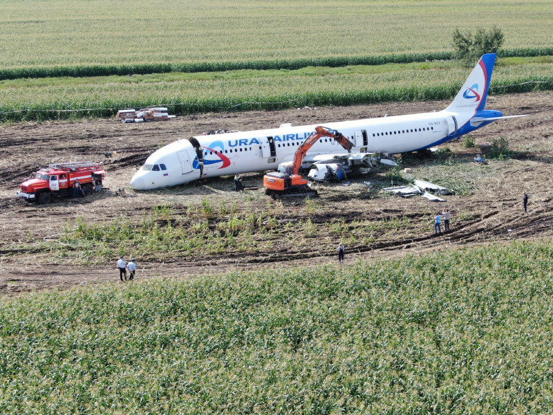 Для разборки самолета, экстренно севшего в Жуковском, используют гидравлические ножницы 	