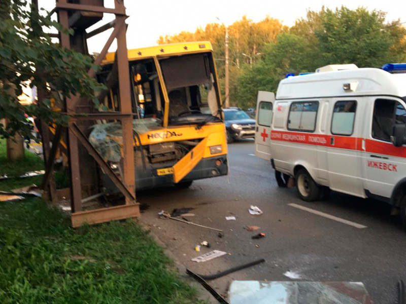 Водитель автобуса врезался в трубопровод в Удмуртии, 20 пострадавши