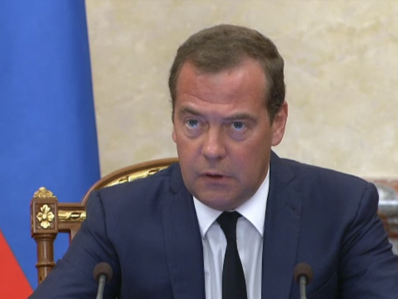 Действия экипажа A321, совершившего аварийную посадку в поле под Жуковским, заслуживают самой высокой оценки и награды, заявил премьер-министр РФ Дмитрий Медведев