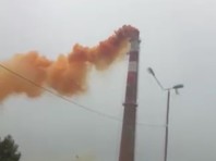 Уральский город заволокло едким рыжим дымом из трубы завода (ФОТО, ВИДЕО)