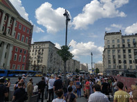 27 июля эти лица "организовали прибытие не менее 3 500 участников протестной акции" к московской мэрии, которые, поддавшись противоправным призывам и применяя физическую силу, прорвали оцепление, совершили противоправные действия