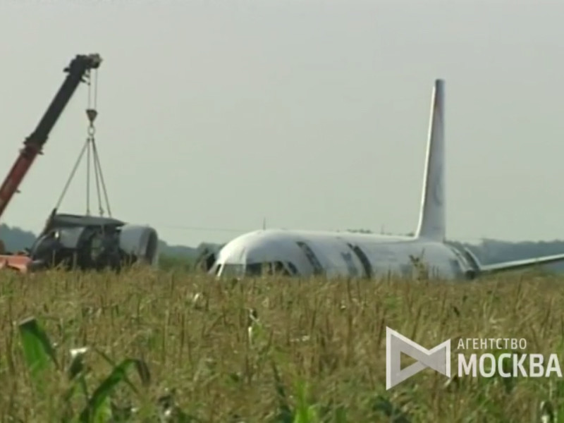 Аварийно севший в Подмосковье Аirbus A321 приподнят с грунта