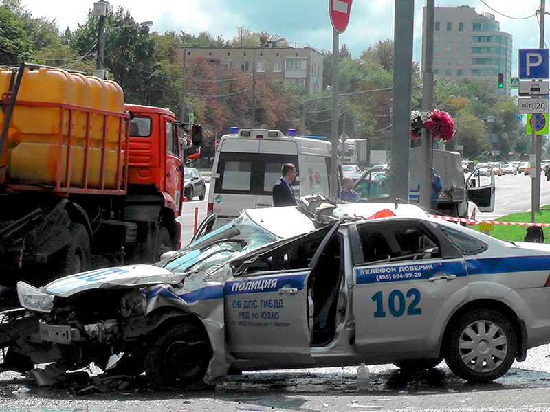 В Москве один полицейский погиб в ДТП с грузовиком, другой - госпитализирован с травмами