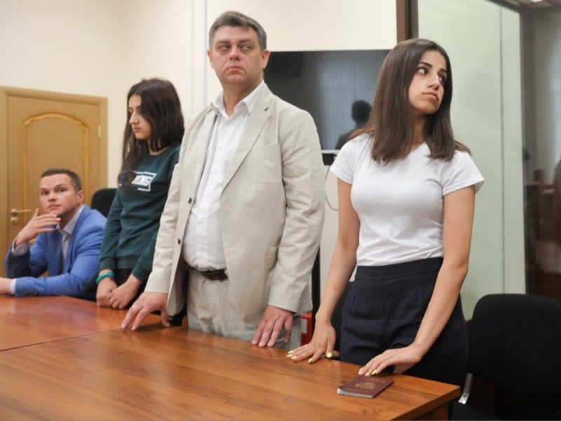 Следователи Следственного комитета России (СКР) вручили защитникам сестер Хачатурян, обвиняемых в убийстве отца, официальное постановление об отказе возбудить в отношении него уголовное дело за истязание девушек и сексуальные домогательства в связи с его смертью