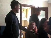 Силовики пришли с обысками к студенту ВШЭ Егору Жукову в отсутствие его родителей и адвокатов. Изъяли курсовую и фигурку лягушки