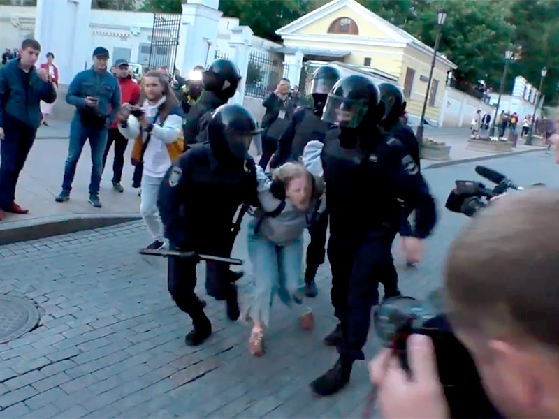Правозащитники разыскивают росгвардейца, который в субботу избил девушку на митинге в Москве

