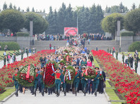 День памяти традиционно начался с возложения цветов и траурной церемонии на Пискаревском мемориальном кладбище