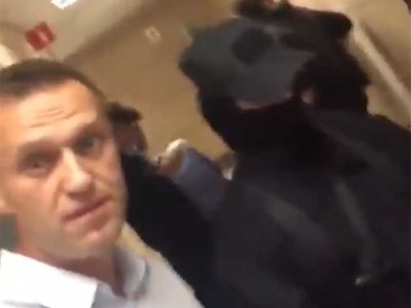 Вечером в четверг, 5 сентября, за час до эфира программы "Россия будущего" силовики пришли с обысками в офис Фонда борьбы с коррупцией (ФБК), в студию "Навальный Live" и в московский штаб политика