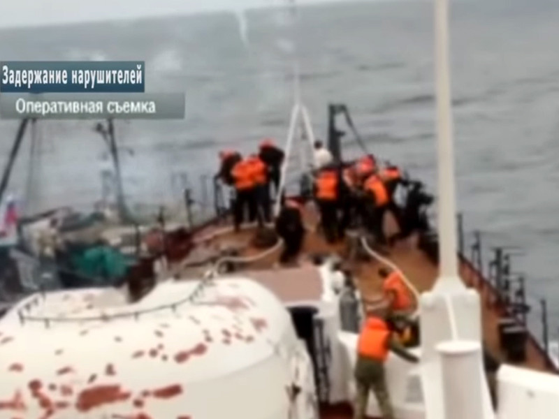 Экипаж браконьерской шхуны напал на российских пограничников в Японском море, трое военных ранены