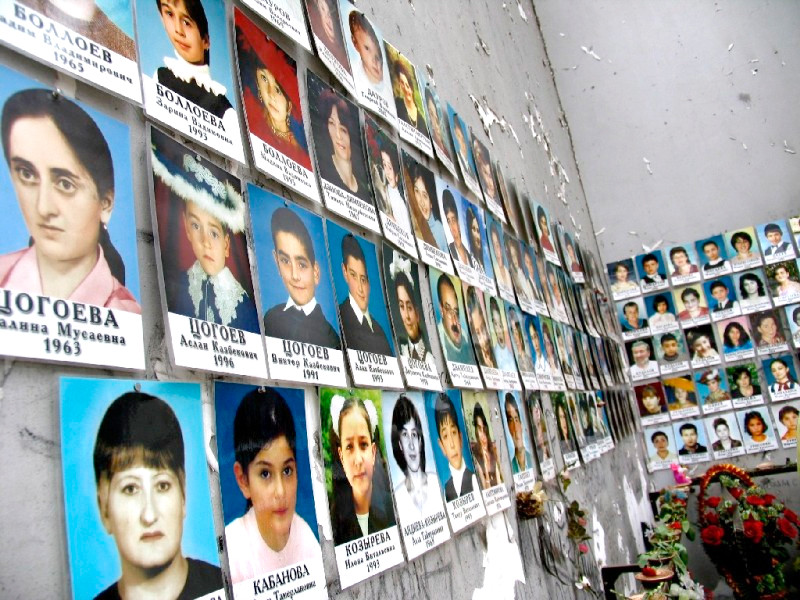 Прошло 15 лет: в Северной Осетии вспоминают жертв теракта в школе в Беслане
