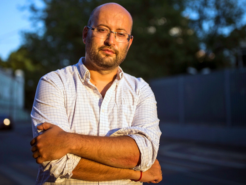 На полицейских, из-за которых маленькая дочь задержанного журналиста Азара осталась одна в открытой квартире, пожаловались в прокуратуру