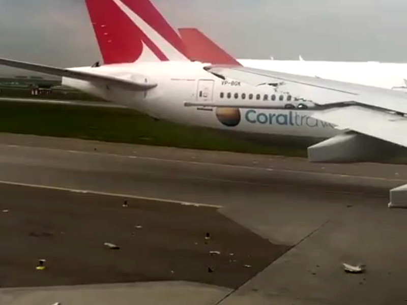 В московском аэропорту "Шереметьево" на взлетно-посадочной полосе столкнулись два самолета