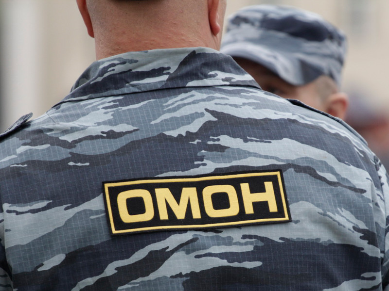 В Санкт-Петербурге ОМОН устроил "показательные задержания" на школьной линейке