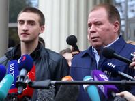 Павел Устинов (слева) и адвокат Анатолий Кучерена (справа) после рассмотрения жалобы на приговор в Московском городском суде