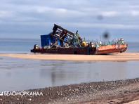 В Архангельской области журналисты местного агентства "Беломорканал" побывали возле двух понтонов, брошенных на берегу Белого моря около поселка Нёнокса