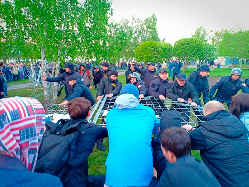 Участнику протестов против храма в Екатеринбурге дали полгода обязательных работ за оскорбление полицейского без опознавательных знаков
