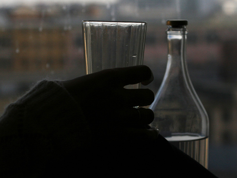 Смертность от отравления алкоголем за последние шесть месяцев 2019 года выросла в России на 17,2%. За прошедшие полгода в стране от отравления спиртным скончались 5 тысяч 505 человек или почти шесть человек на каждые 100 тысяч населения