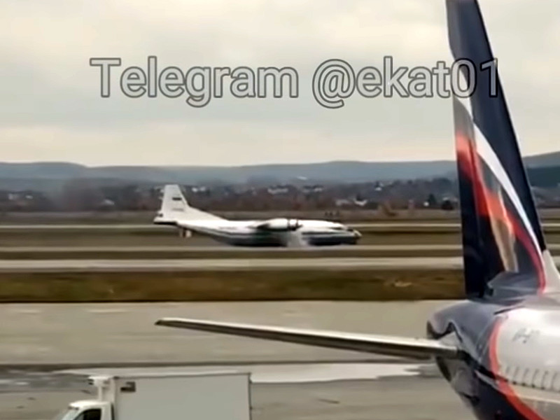 Военный самолет Ан-12 сел на брюхо в аэропорту Екатеринбурга