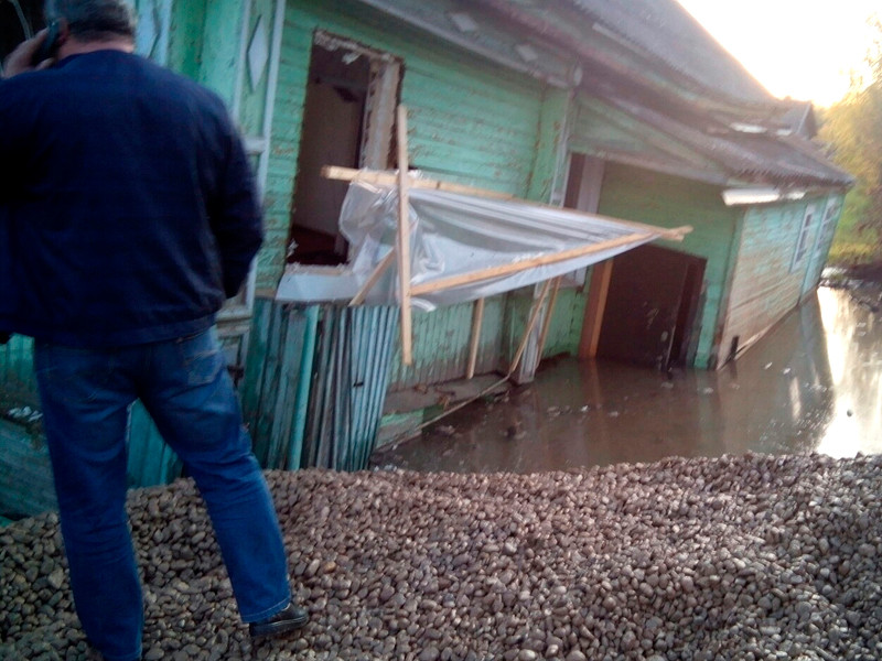 В ночь на 2 октября в Белозерске Вологодской области в результате вымывания пластов произошло обрушение почвы у незаконно пробуренной скважины на улице Шукшина. Дом N4 просел на 1,5 метра
