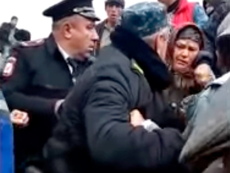 В Дагестане силовики разогнали дубинками акцию протеста против строительства водопровода, есть раненые
