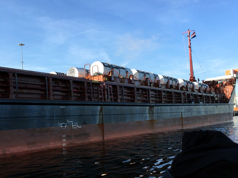 Европейские экологические активисты зафиксировали погрузку "урановых хвостов" на борт "Михаила Дудина" в порту Амстердама 21 ноября, когда судно взяло на борт 80 контейнеров с обедненным гексафторидом урана
