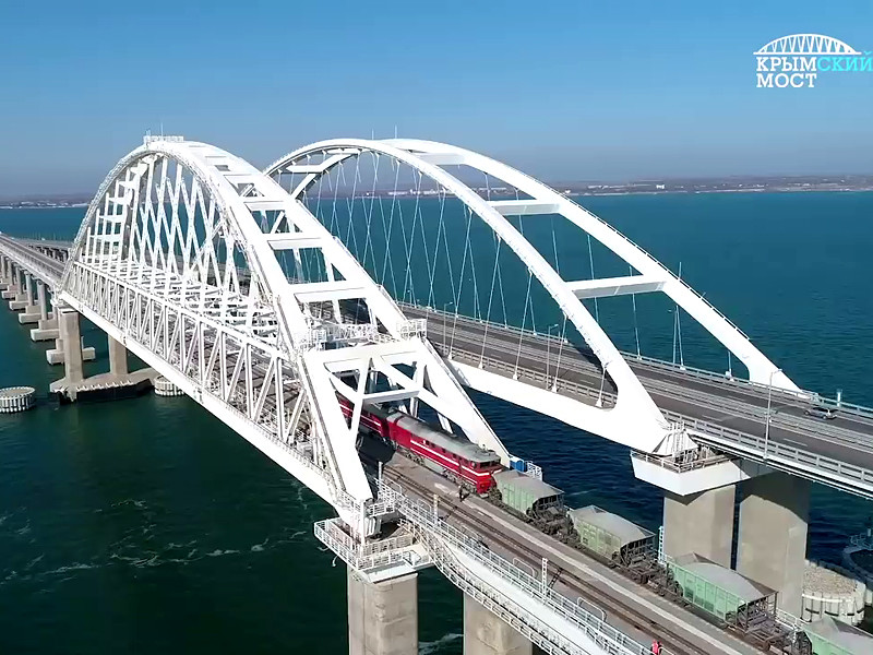 Поезда поедут на полуостров по мосту через Керченский пролив, который соединяет "материк" с Крымом
