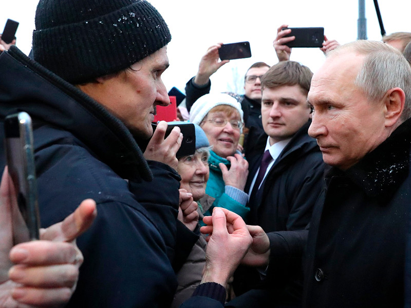 После церемонии открытия памятника Даниилу Гранину Владимир Путин пообщался с жителями Санкт-Петербурга