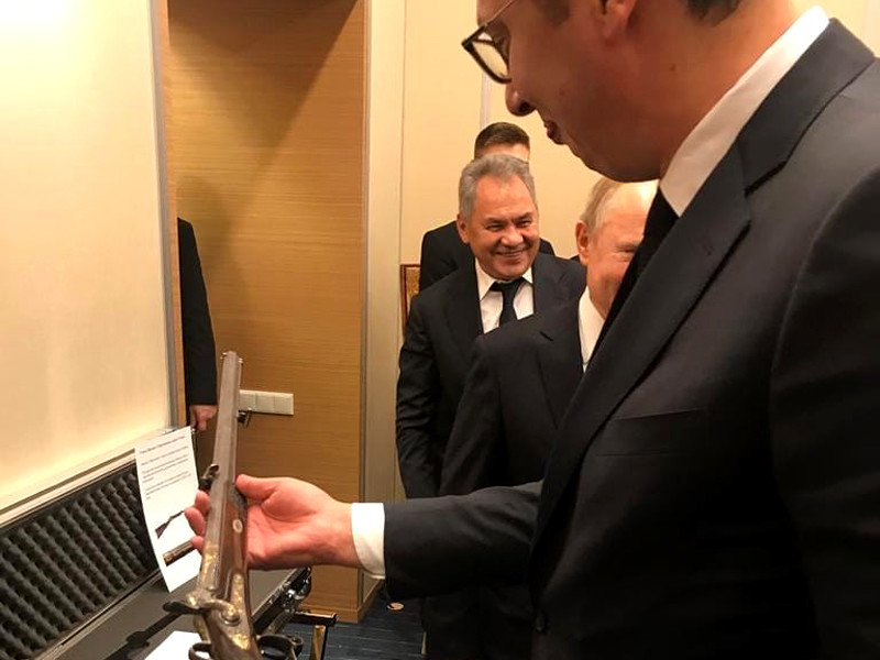 Владимир Путин сделал коллеге символический подарок - королевское огнестрельное оружие