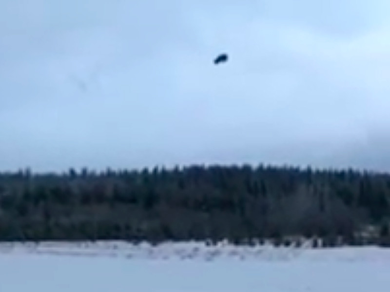 Полиция проверяет видео с падением внедорожника с вертолета в Карелии