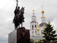 Первый в России памятник царю Ивану Грозному, несмотря на протесты общественности, был открыт в октябре 2016 года у Богоявленского собора в Орле