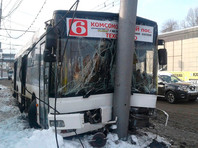 4 декабря в Саратове пассажирский автобус врезался в столб