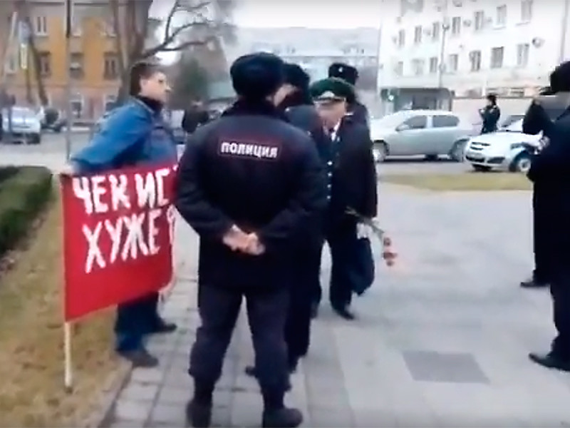 Полиция задержала краснодарца Виталия Молоданова у памятника Феликсу Дзержинскому, когда он стоял в одиночном пикете с баннером "Чекист хуже фашиста"