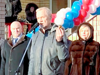 Депутат Госдумы подарил нижегородскому чиновнику вазелин на запоздалое открытие школы - приготовиться к визиту губернатора (ВИДЕО)