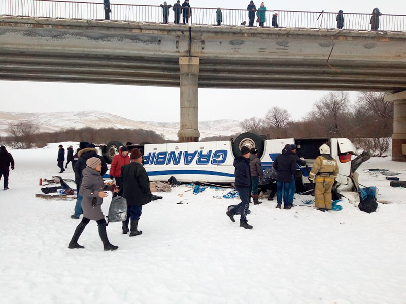 В Забайкалье автобус с пассажирами рухнул с моста в реку
