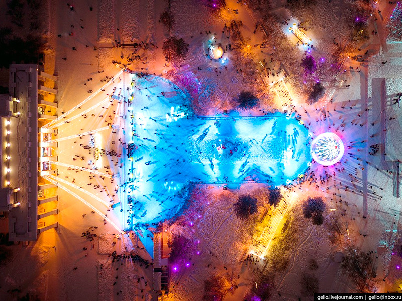 Известный новосибирский фотограф Слава Степанов заснял новогоднюю площадь с высоты птичьего полета и оказалось, что на ней особым образом выделяется каток, который имеет необычную форму

