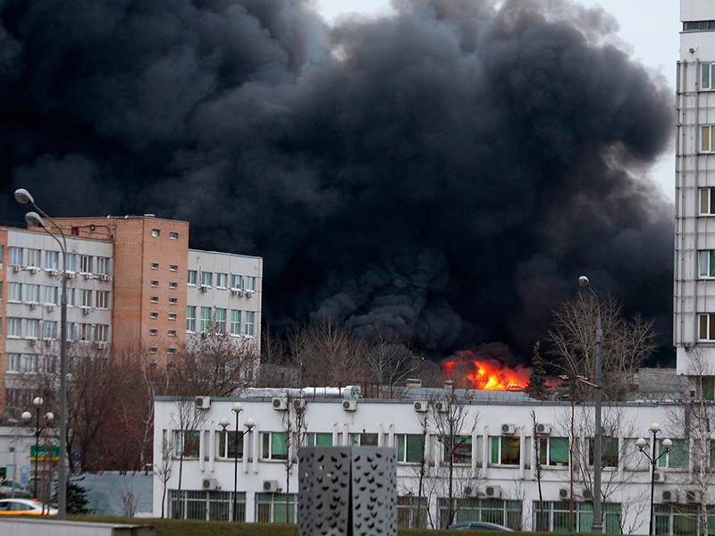 Крупный пожар произошел на складе на юге Москвы
