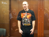 На процессе Малышевский рассказывал, что выбил стекло автозака ногой, так как пытался "докричаться" до силовиков, избивавших протестующих. Вину он не признал