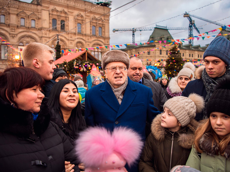 Владимир Жириновский посетил ярмарку на Манежной площади