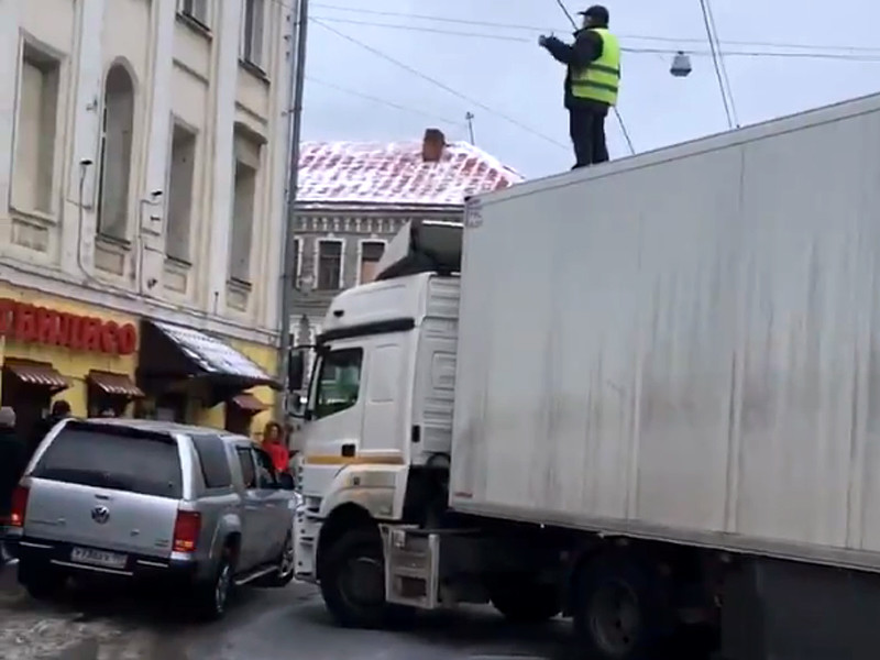 Водитель фуры перекрыл улицу в центре Москвы из‑за долгов по зарплате