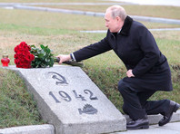 При посещении Петербурга Путин возложил цветы к монументу "Мать-Родина" на Пискаревском мемориальном кладбище и к памятнику "Рубежный камень" на Невском пятачке

