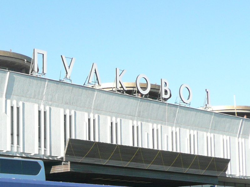 Пассажира самолета, который прибыл в петербургский аэропорт Пулково из Шанхая, госпитализировали с подозрением на ОРВИ