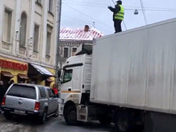 Водитель фуры перекрыл улицу в центре Москвы из‑за долгов по зарплате (ВИДЕО)