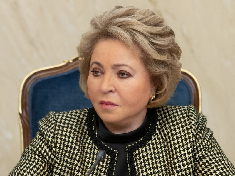 Председатель Совета Федерации Валентина Матвиенко предложила расширить список лиц, кому запрещено иметь иностранное гражданство или вид на жительство, включив в него дипломатов