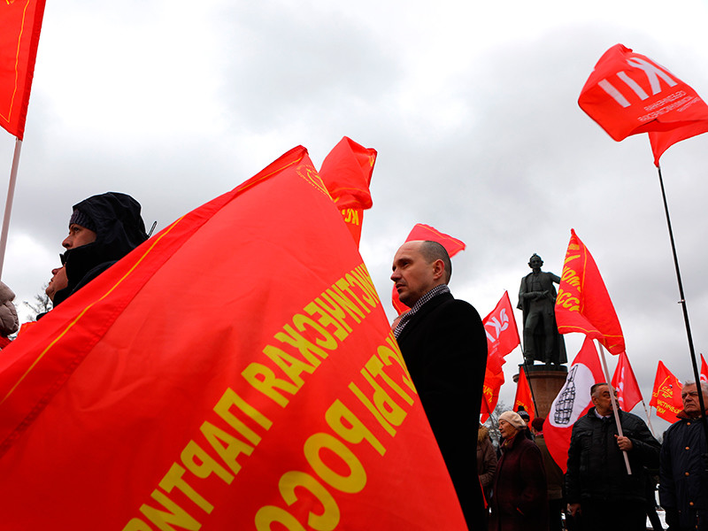 Представители КПРФ на митинге выступили за внесение своих поправок в Конституцию, включая отмену пенсионной реформы и "национализацию недр и природных ресурсов"

