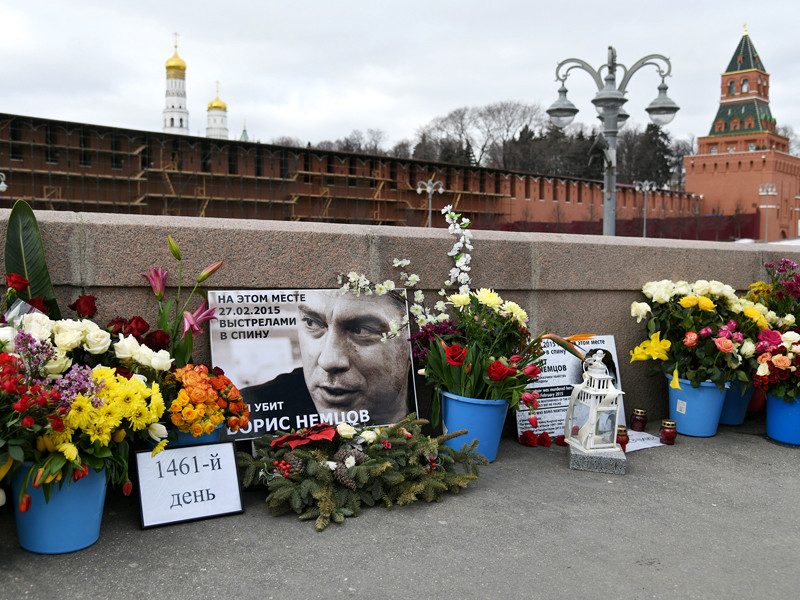 Возложение цветов на месте убийства Бориса Немцова на Большом Москворецком мосту, 27 февраля 2019 года