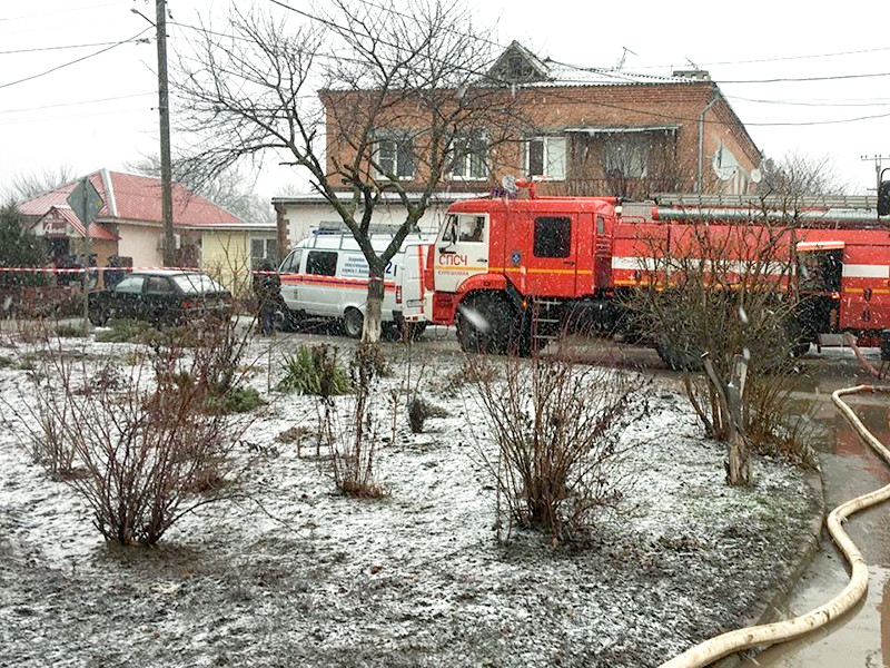 Два человека погибли, один госпитализирован в результате взрыва бытового газа в трехэтажном доме в городе Азове Ростовской области. Эвакуированы 49 человек

