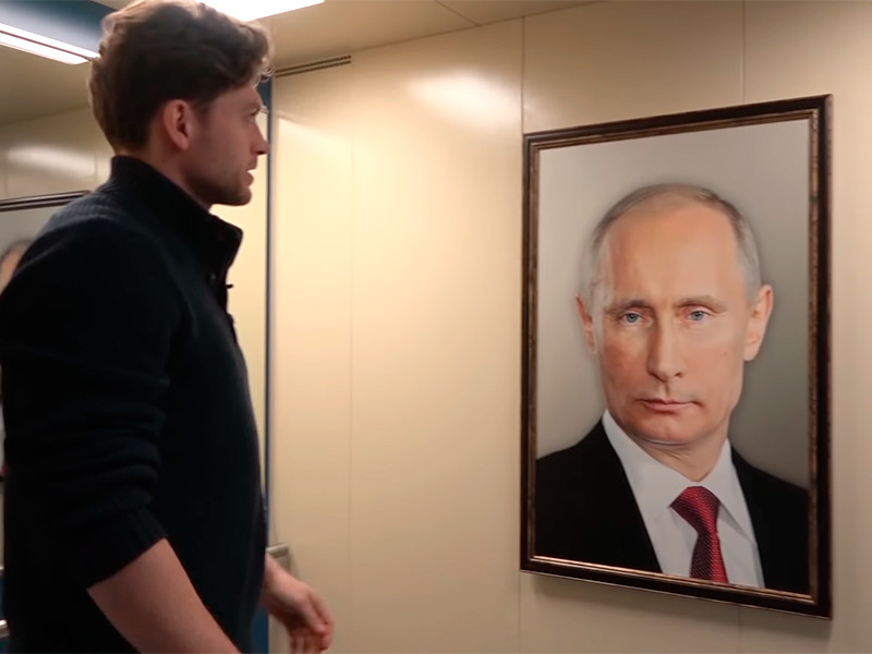 В интернете набирает популярность видео из лифта московской многоэтажки, в котором пранкеры ради розыгрыша повесили большой портрет президента России Владимира Путина и камеру, записывающую реакцию жильцов со звуком
