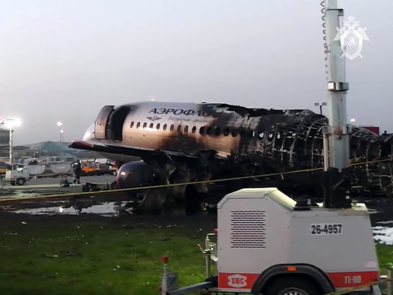 Лайнер Superjet 100, который в мае прошлого года совершил экстренную посадку в аэропорту Шереметьево (тогда в загоревшемся самолете погибли десятки людей), до сих пор находится на территории аэропорта.