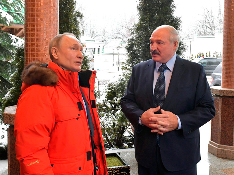 Президент Белоруссии Александр Лукашенко сообщил, что предметом переговоров с президентом РФ Владимиром Путиным в Сочи стали "некоторые исторические моменты", а также политика других постсоветских стран